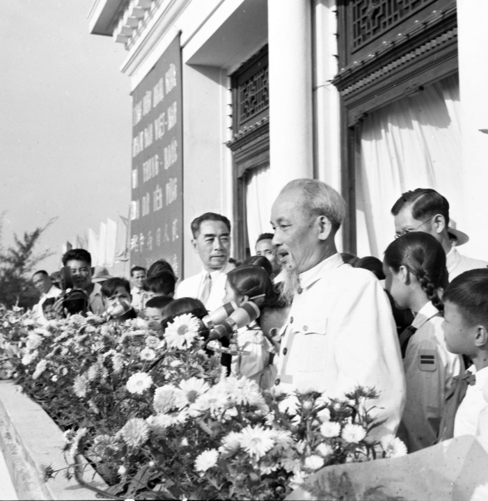 1960年5月13日,河内市八万市民举行盛大集会,欢迎周恩来总理。图为胡志明主席、周恩来总理在大会主席台上。