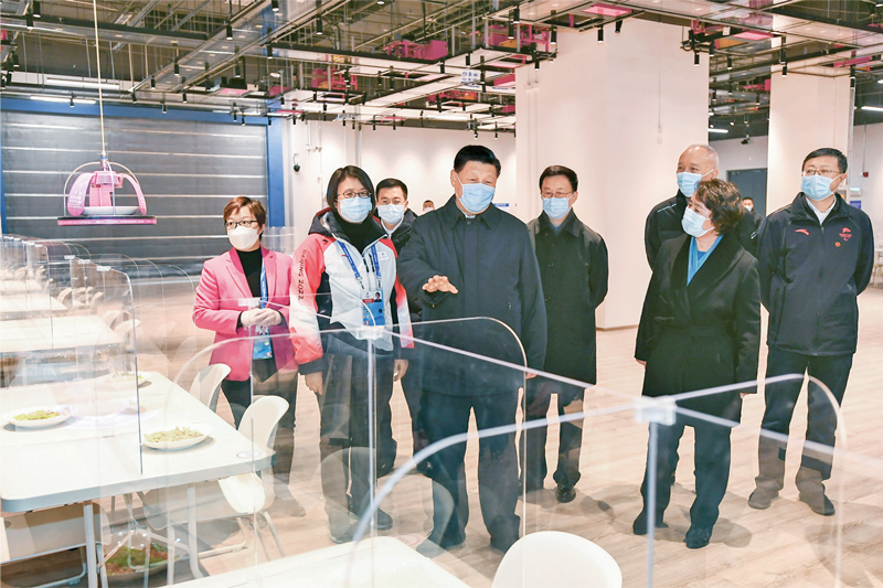 2022年1月4日,中共中央总书记、国家主席、中央军委主席习近平在北京考察2022年冬奥会、冬残奥会筹办备赛工作。这是4日上午,习近平在北京冬奥会、冬残奥会主媒体中心智慧餐厅,察看智能餐饮设备运行情况。 新华社记者 谢环驰/摄