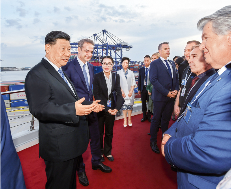 当地时间2019年11月11日,国家主席习近平和夫人彭丽媛在希腊总理米佐塔基斯夫妇陪同下,共同参观中远海运比雷埃夫斯港项目。这是习近平与当地员工代表亲切交谈,询问他们的工作和生活情况。 新华社记者 谢环驰/摄